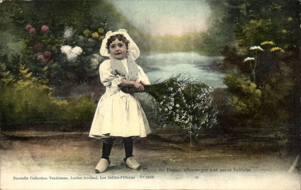 Blüten der Dünen, geschenkt von einer jungen Sablaise — Lucien Amiaud, Les Sables-d'Olonne - Nr. 2469 - Vorderseite