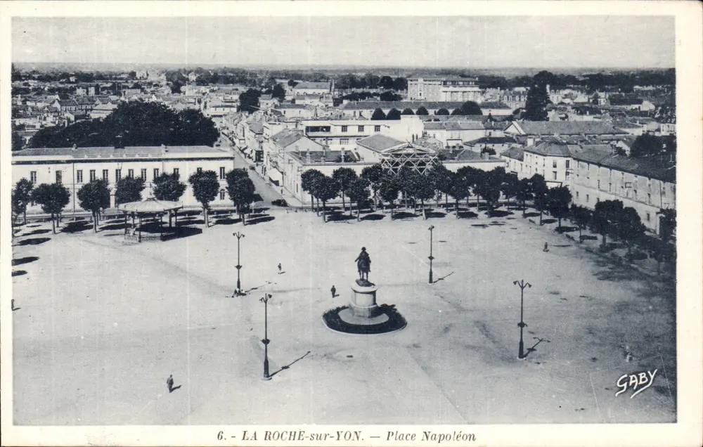 La Roche-sur-Yon — Place Napoléon — Gaby, n°6 - Frente
