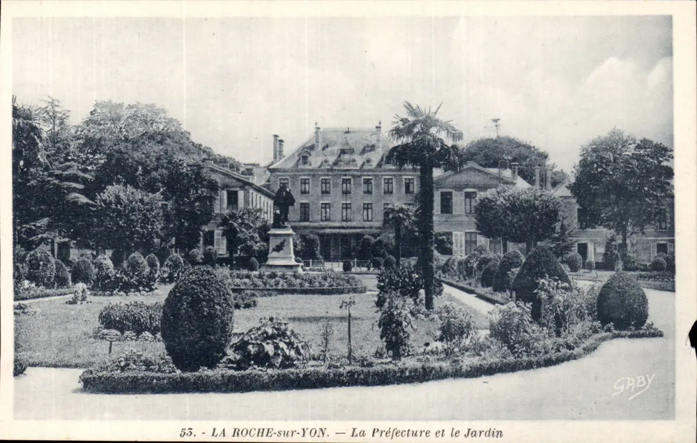 La Roche-sur-Yon — A Prefeitura e o Jardim — Saby - Frente