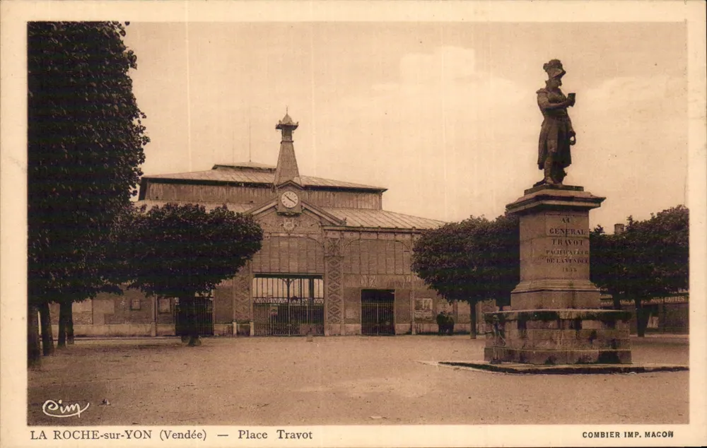 La Roche-sur-Yon (Vendée) — Praça Travot — Monumento ao General Travot - Frente