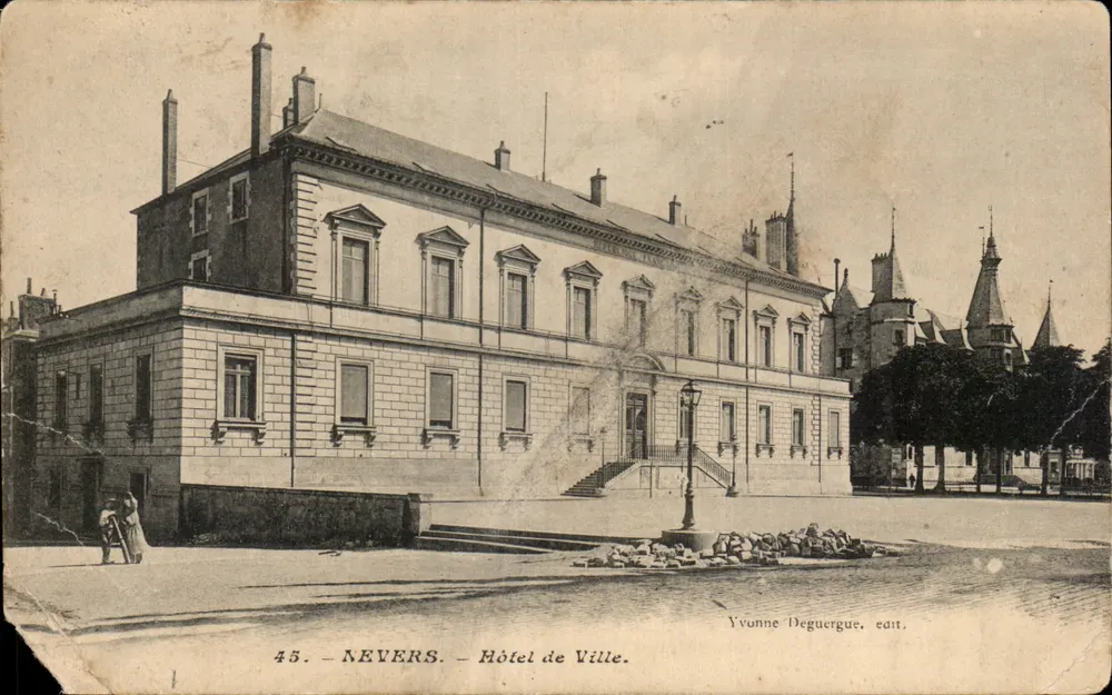 Nevers — Hotel de Ville — Yvonne Deguergue, editora - Frente
