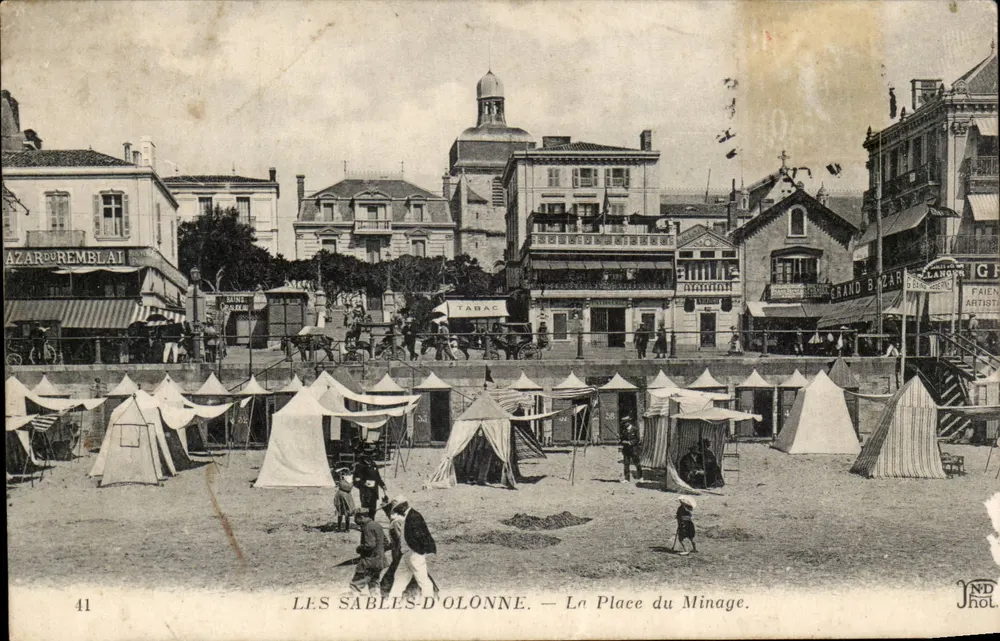 Les Sables-d'Olonne — A Praça do Minage — Azar de Remblai e Grand Bazar - Frente