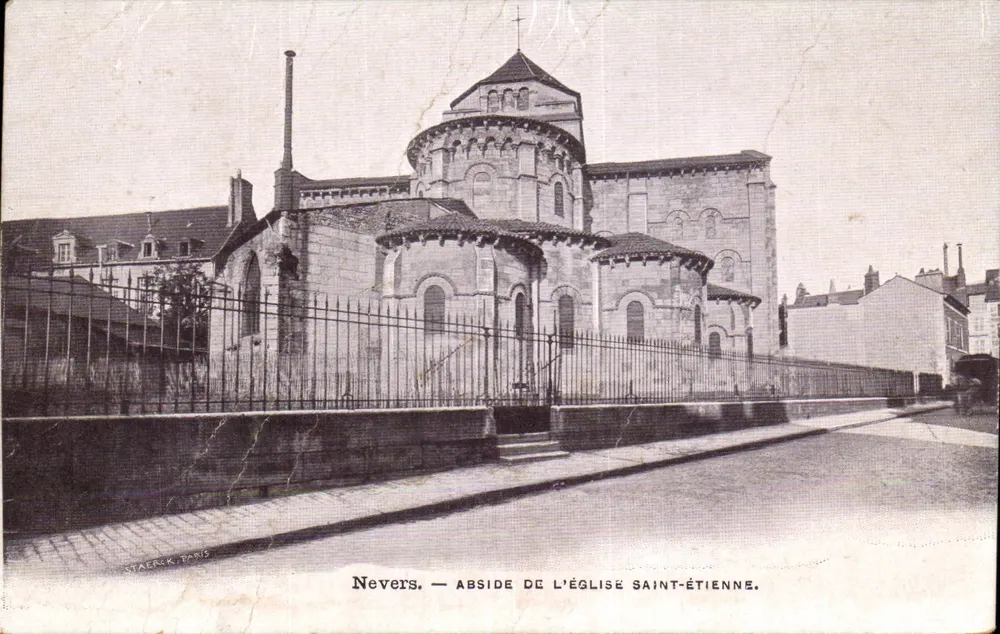 Nevers — Abside da Igreja de São Etienne — Staerk, Paris - Frente