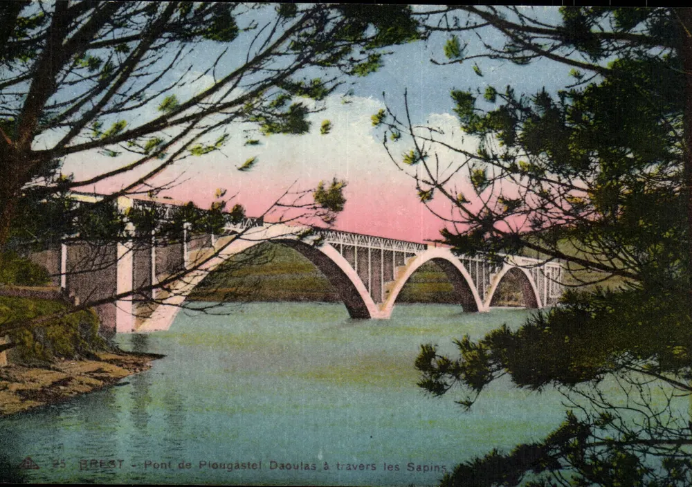 Brücke von Plougaestel-Daoulas durch die Tannen — Brest, Verlag Antike Ansichtskarte ALSACIENNE DES ARTS PÉNOMÉCANIQUES - Vorderseite