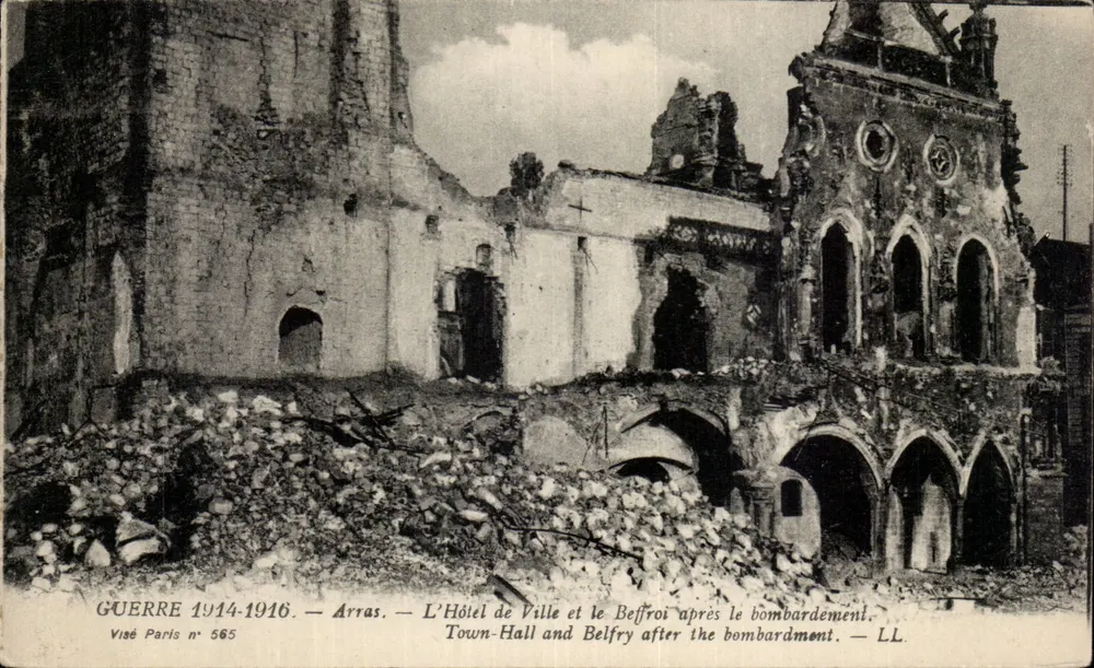 Arras — Das Rathaus und der Glockenturm nach dem Bombenangriff — Visié Paris n° 565 - Vorderseite