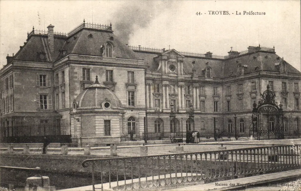 Troyes - A Prefeitura — Casa dos Lojistas, Troyes - Frente