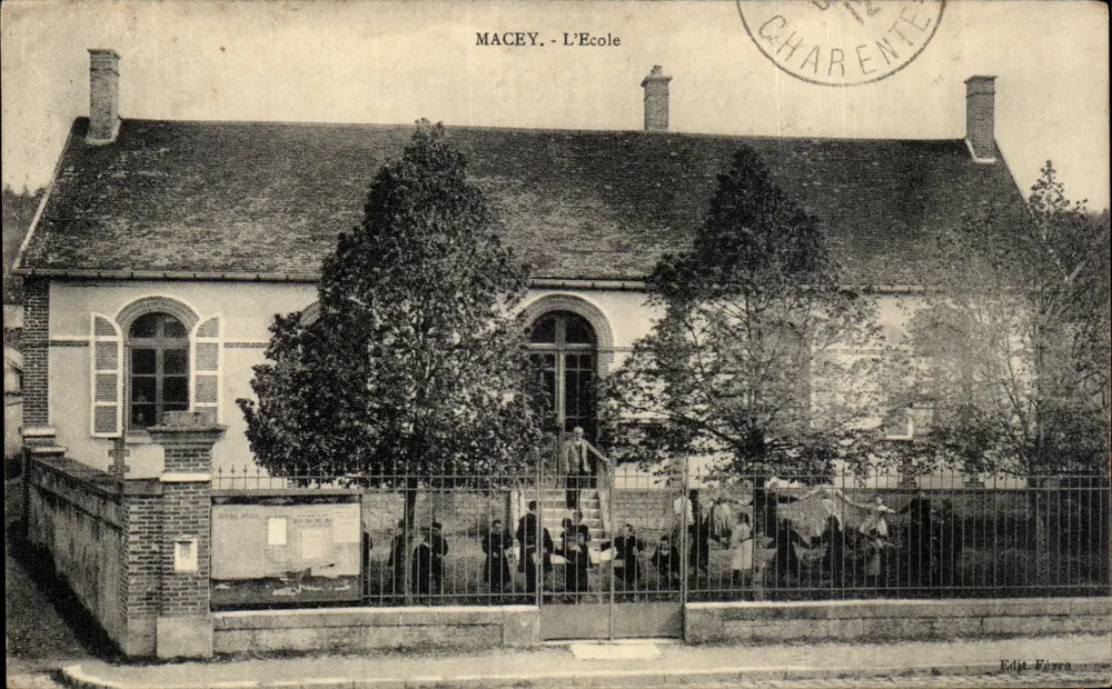 Macey - A Escola — editor Edit Favra, número de série não visível - Frente