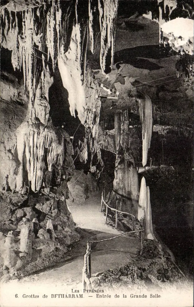 Höhlen von Bftharram — Eingang zur Großen Halle — Die Pyrenäen - Vorderseite