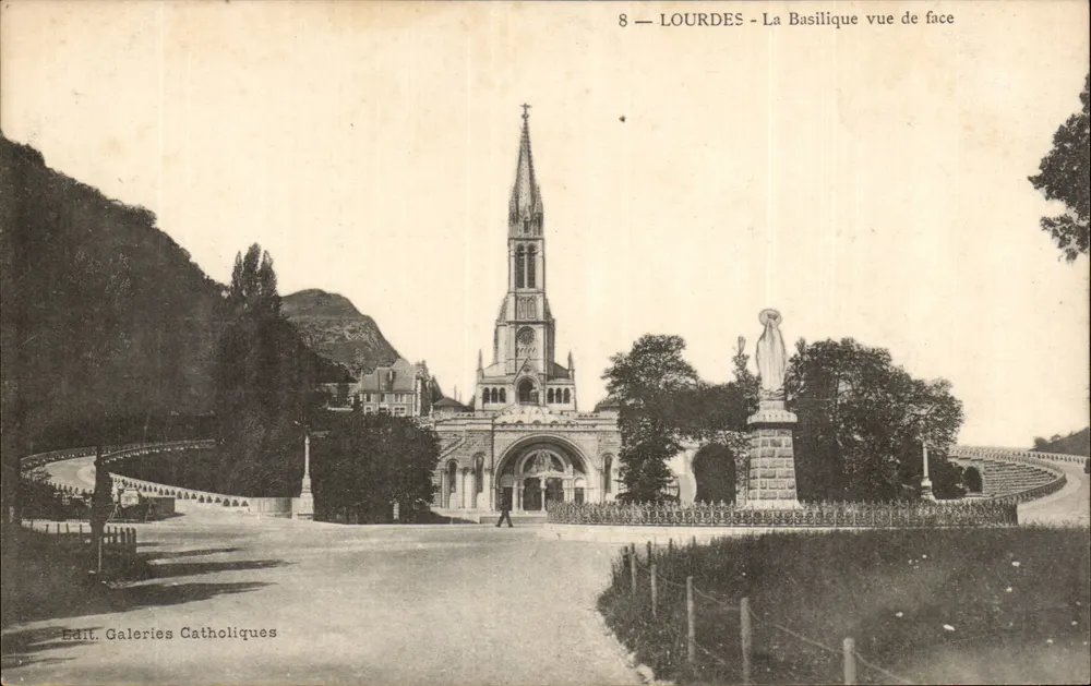 Lourdes — A Basílica vista de frente — Edit. Galeries Catholiques - Frente