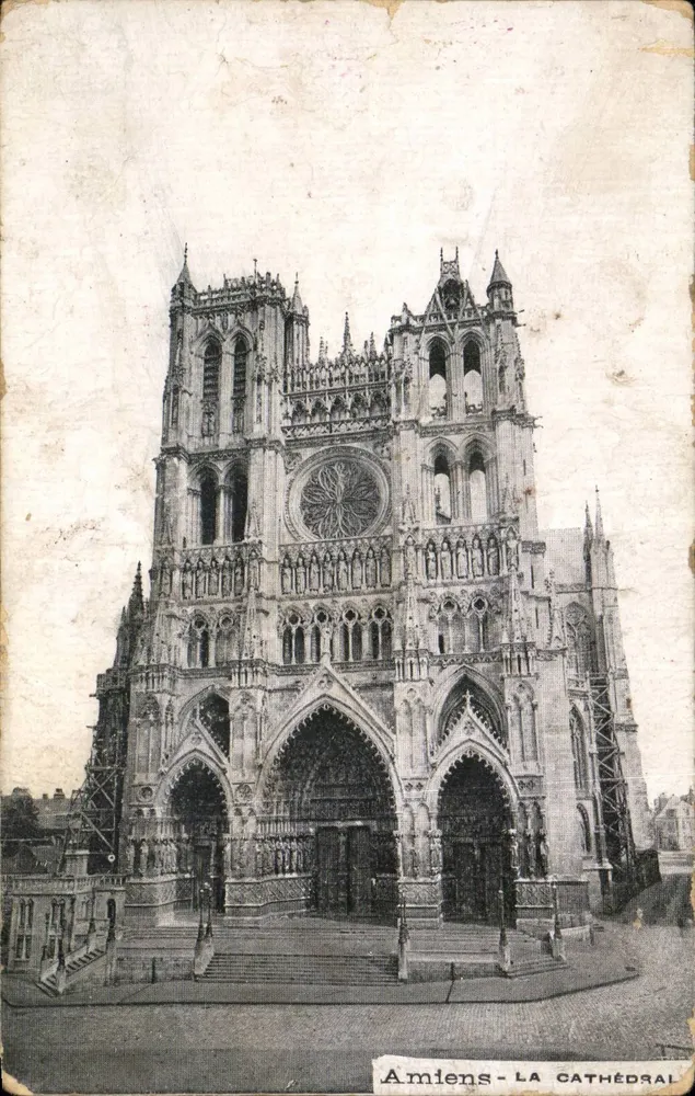 Amiens - A CATEDRAL — vista da fachada gótica com roseira e portais - Frente