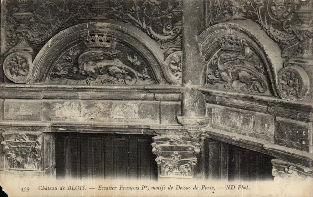 Schloss BLOIS — Treppenhaus von François Ier, Motive der Türstirn — ND Phot. - Vorderseite