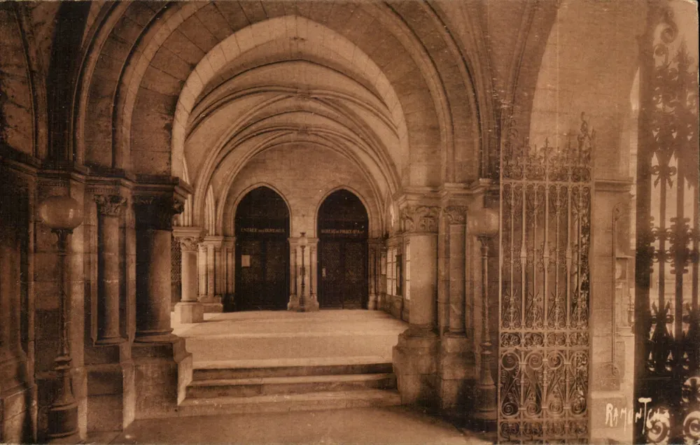 Hotel de Ville de Angoulême — vista da entrada — Edições Artísticas Raymond Bergevin - Frente
