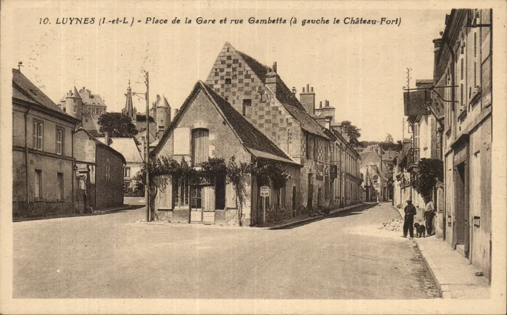 Luynes (I.-et-L.) - Platz der Station und Straße Gambetta (links das Schloss-Fort) - Vorderseite