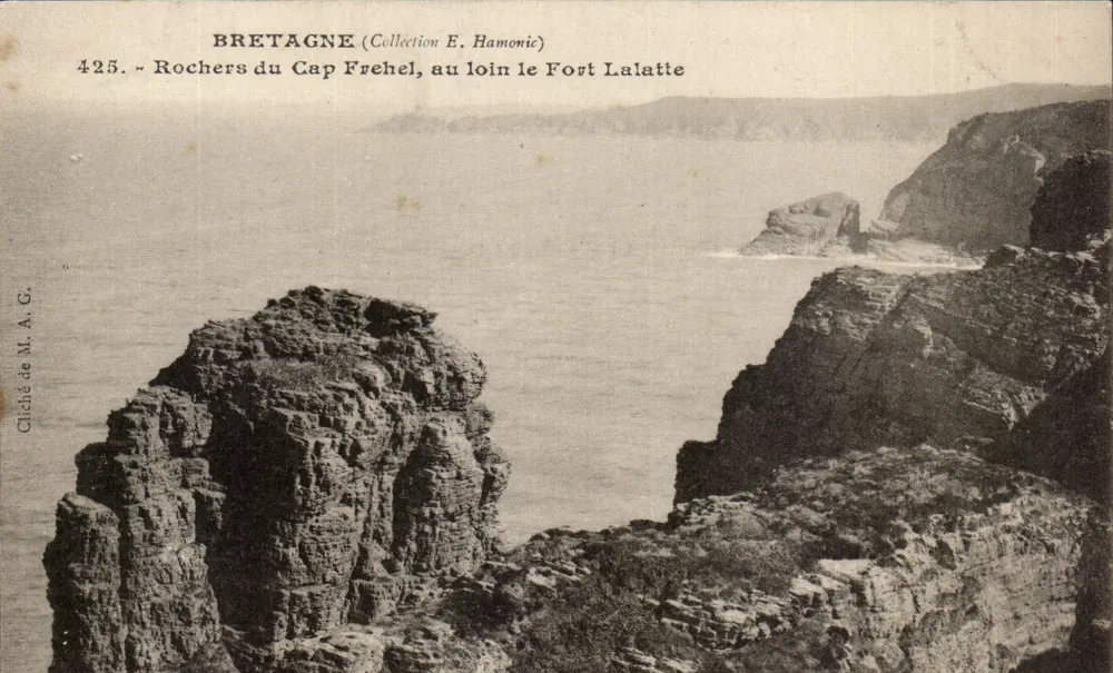 Rochers du Cap Fréhel, im Hintergrund Fort Lalatte — Bretagne (Sammlung E. Hamonic) — Foto von M. A. G. n°425 - Vorderseite