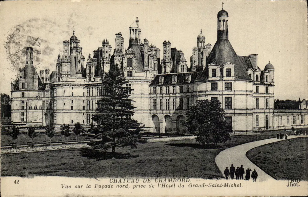 Castelo de Chambord — Vista da fachada norte tirada do Hôtel du Grand-Saint-Michel — J.Hot. - Frente