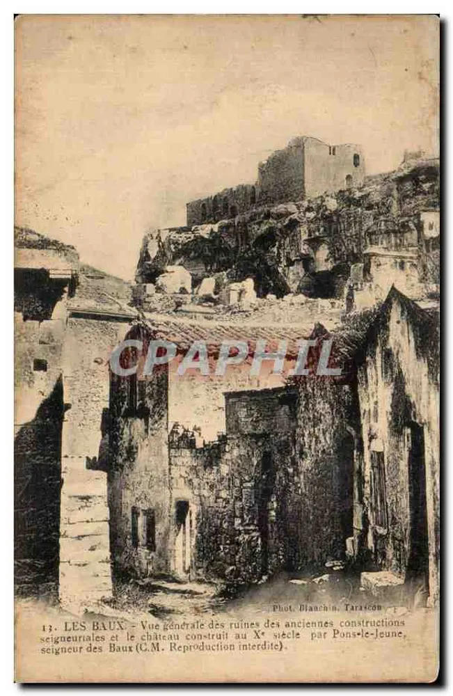 Les Baux - Vista geral das ruínas das antigas construções senhoriais e o castelo construído no século X por Pons-le-Jeune - Frente