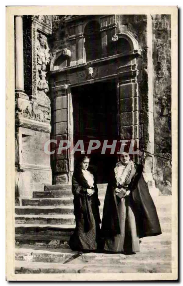 Arlésiennes vor der Église Saint-Trophime — Provence — RF-L-PHOTO - PARIS - Vorderseite
