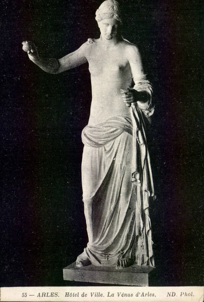 Arles — Die Venus von Arles — Rathaus — ND. Foto. - Vorderseite