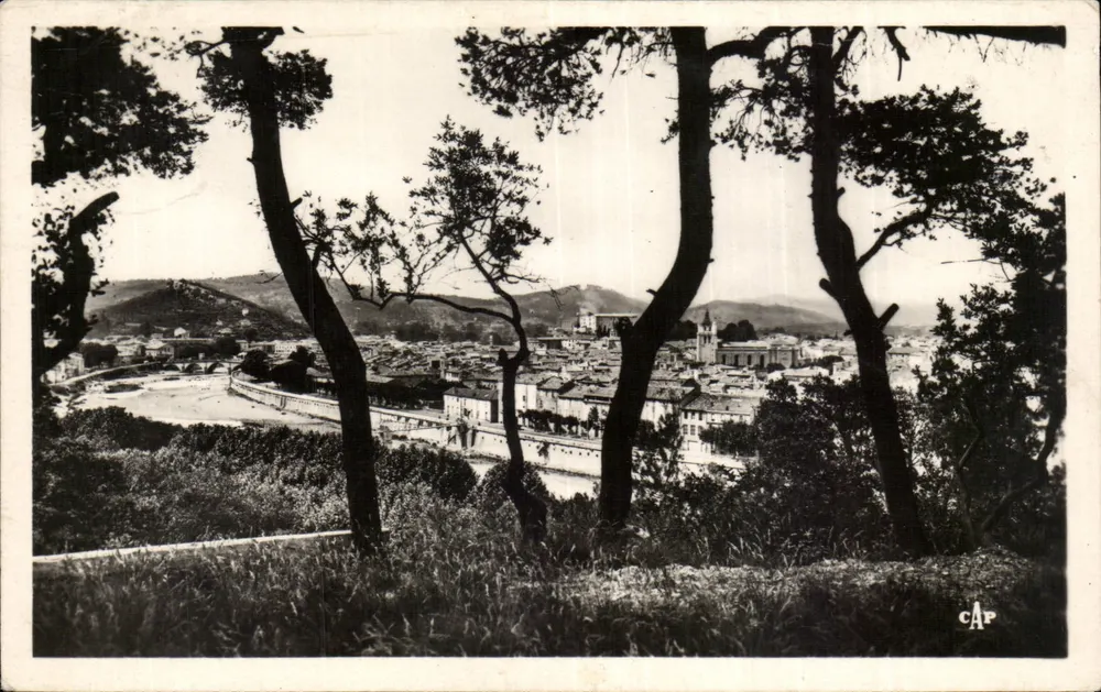 Ansicht der Stadt Alès — Verlag C.A.P. — Nr. (47) — Serie 'Franzosen durch die Kiefernwälder' - Vorderseite