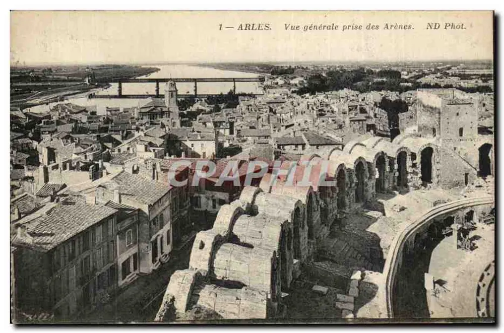 Arles — Vista geral tirada das Arênes — ND Phot. - Frente