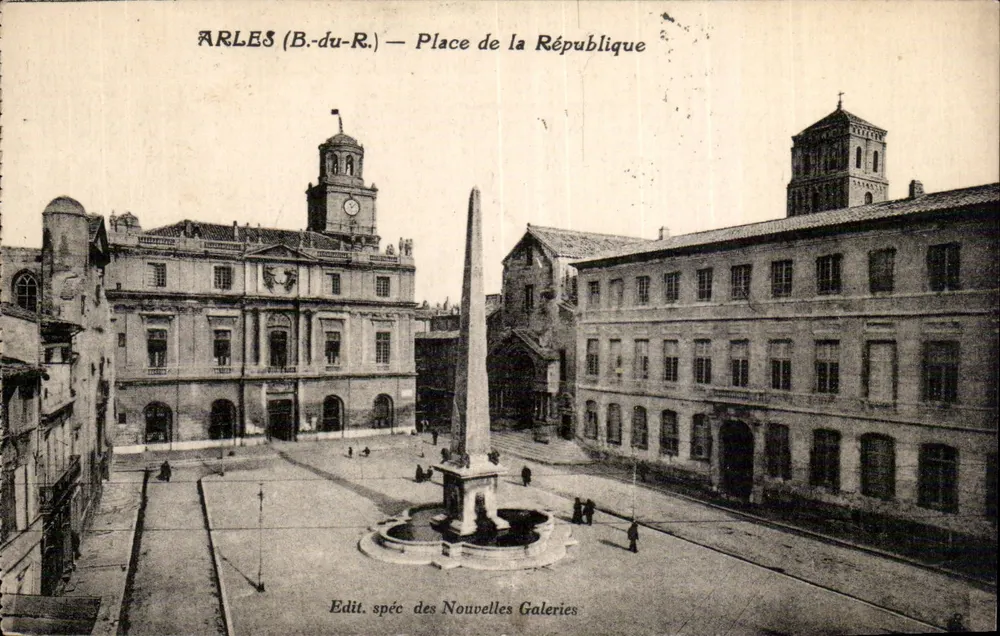 Arles (B.-du-R.) — Praça da República — Edit. espec. das Nouvelles Galeries - Frente