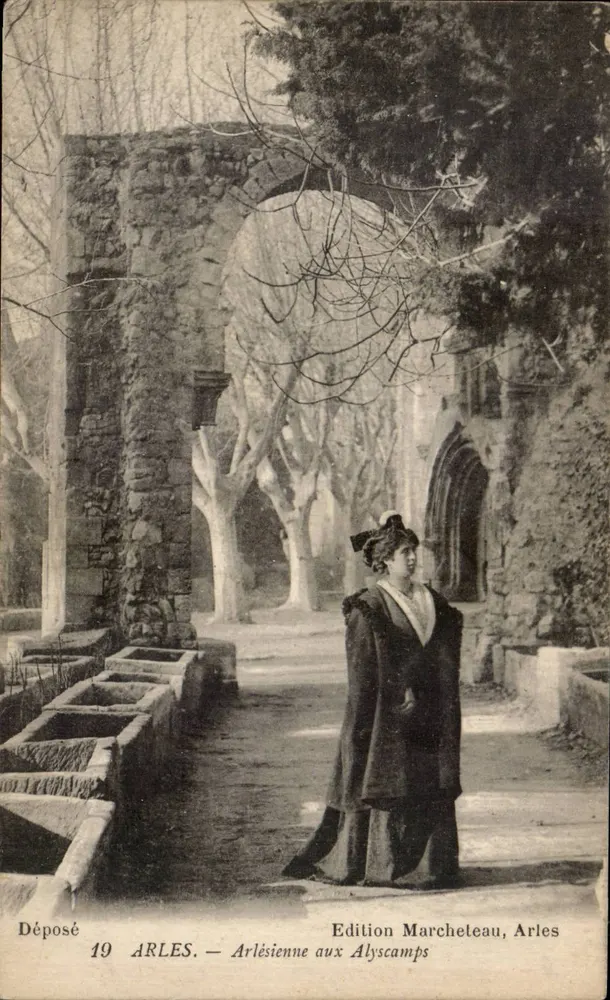 Arles - Arlésienne nos Alyscamps - Edição Marcheteau, Arles - Frente