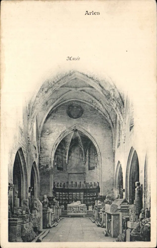Museu de Arles — interior com estátuas e capitéis — editor desconhecido - Frente