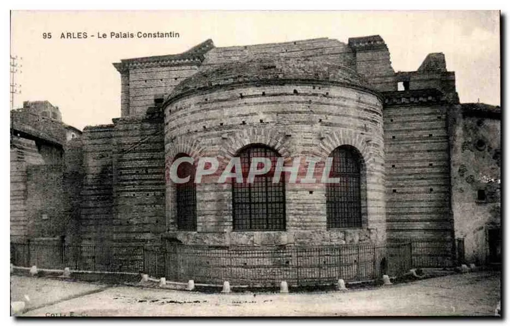Arles - O Palácio Constantino — vista das ruínas do edifício antigo com arcadas e telhado de tijolos - Frente