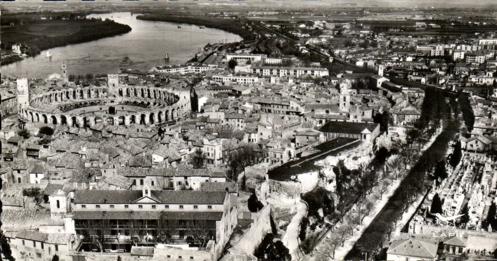 Arles — no topo do delta do Rio Rhône — LAPIE - Frente