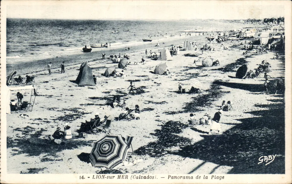LION-sur-MER (Calvados) — Panorama da Praia — SABY - Frente