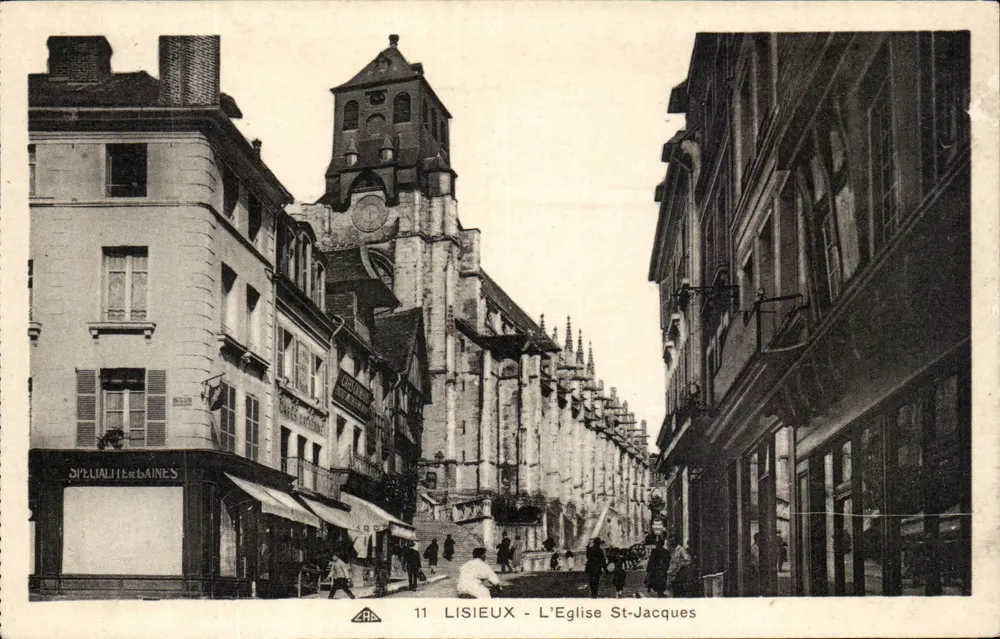 Lisieux - A Igreja de São Jacó — vista da rua com a torre da igreja e os edifícios ao redor - Frente