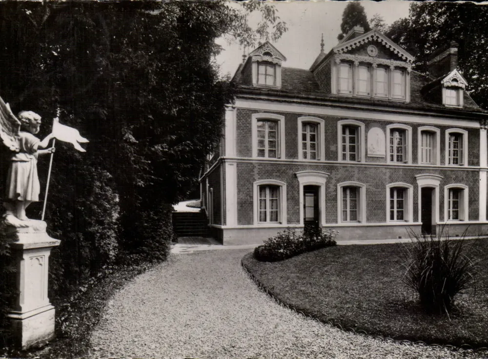 Les Buissonnets — Fachada de entrada — Office Central de Lisieux - Frente