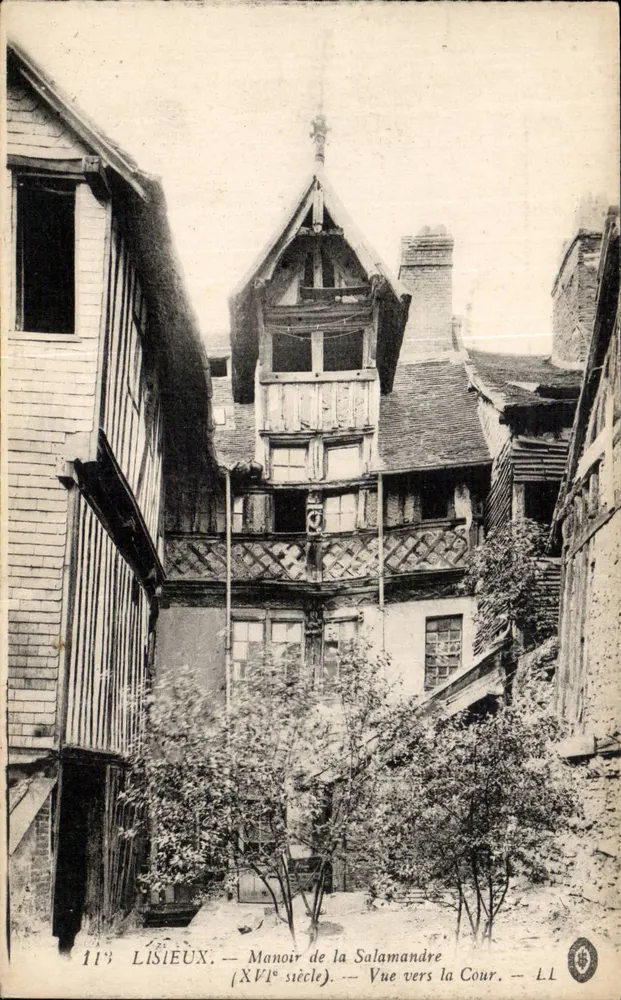 Lisieux — Schloss der Salamandre (16. Jahrhundert) — Ansicht auf den Hof — LL - Vorderseite
