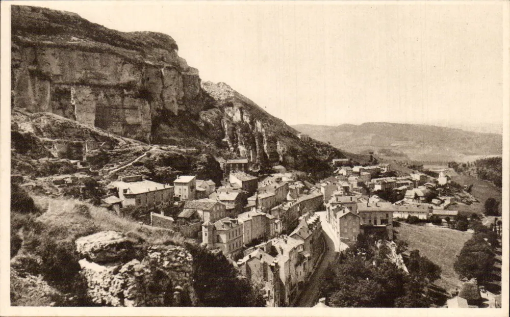 Roquefort — Vista geral tirada da "Roche Percée" — Sociedade das Caves de Roquefort - Frente