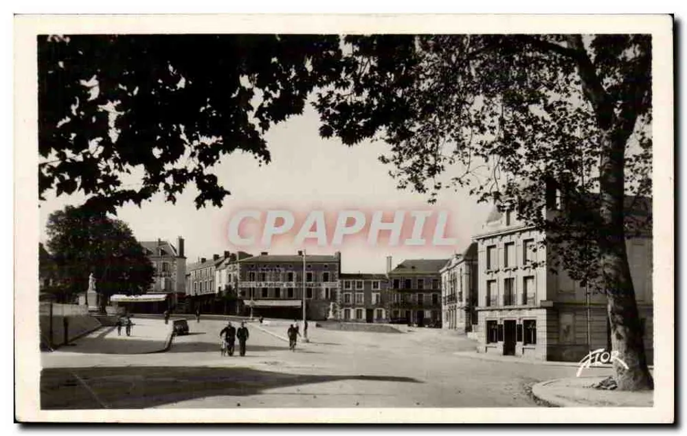 Place du Théâtre em Parthenay — vista urbana com pedestres e ciclistas — Edição Marcel Cârrière, n° 3774-B - Frente