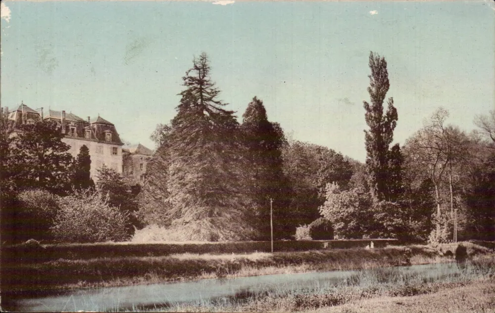 Castelo de la Tiffardière — Saint-Ligulaire — editor não visível - Frente