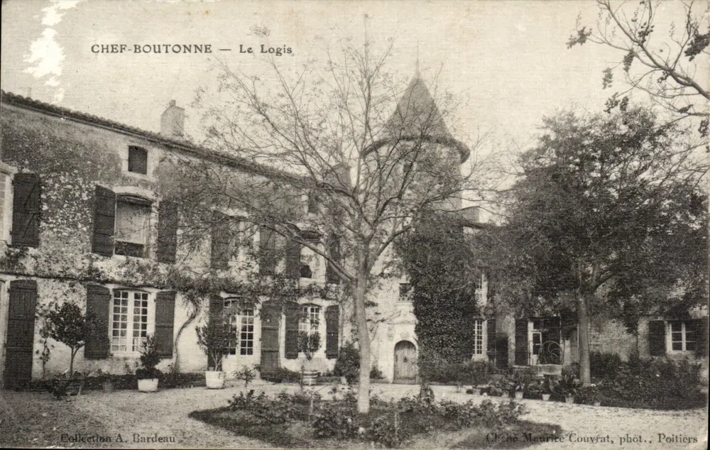 Chef-Boutonne — Le Logis — Castelo Maurice Couyrat, Poitiers - Frente