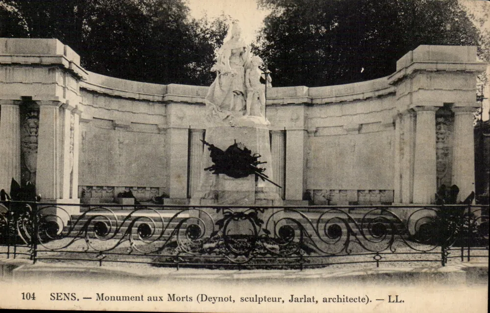 SENS — Monumento aos Mortos (Deynot, escultor, Jarlat, arquiteto) — LL. - Frente