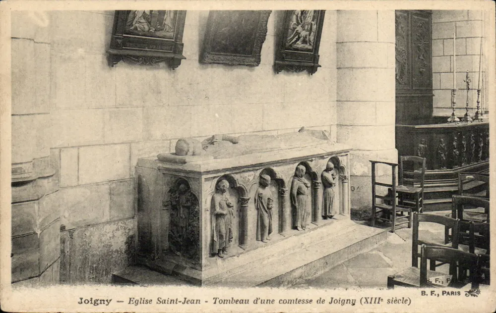 Joigny — Kirche Saint-Jean — Grab einer Gräfin von Joigny (13. Jahrhundert) - Vorderseite