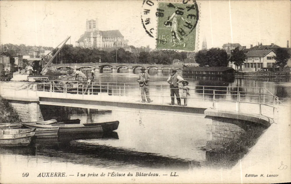 Auxerre — Vista tirada da Cachoeira do Bâtardéau — Edição H. Lenoir - Frente