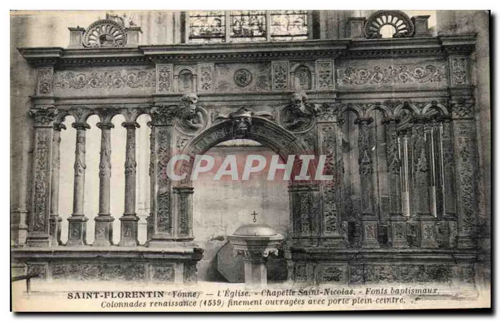 Saint-Florentin (Yonne) — Die Kirche. Kapelle Saint-Nicolas. Renaissance-Taufbecken (1539) mit fein gearbeiteten Säulen und einer durchgehenden Kuppel-Tür. - Vorderseite