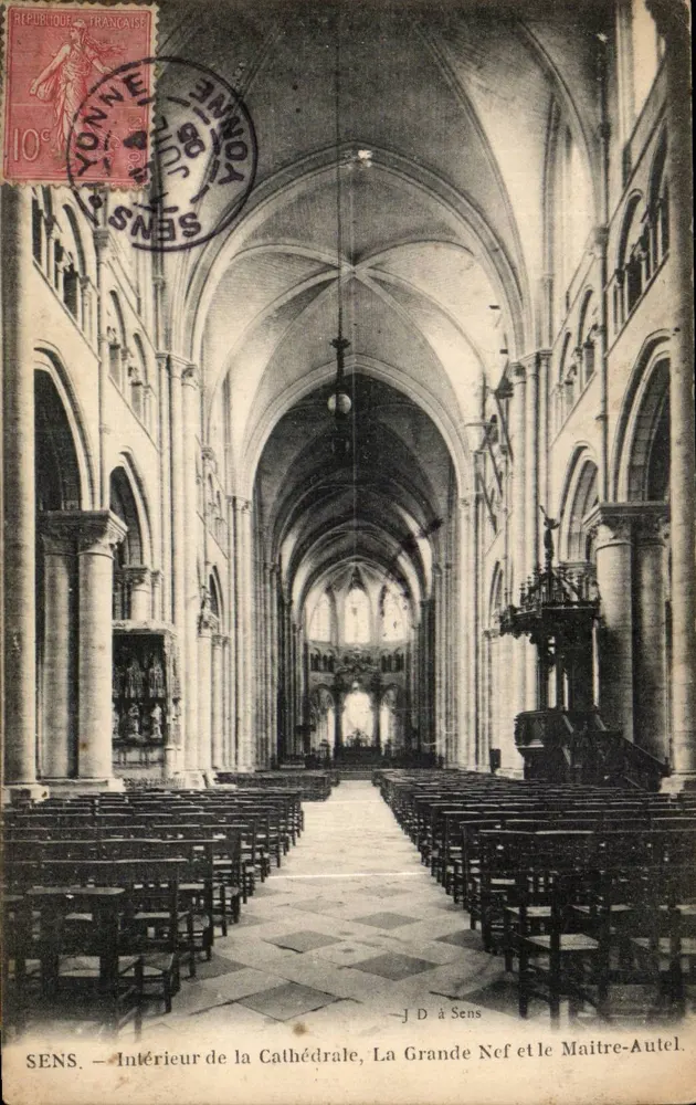 Sens — Innenansicht der Kathedrale, die große Kirchenschiff und der Hauptaltar - Vorderseite