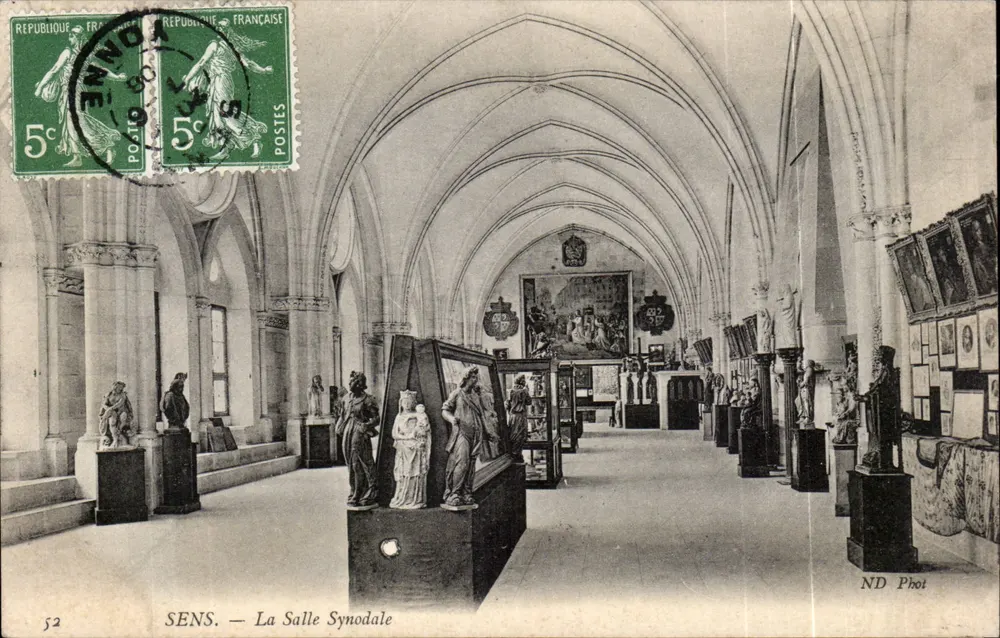 SENS. — A Sala Sinodal — ND Phot - Frente