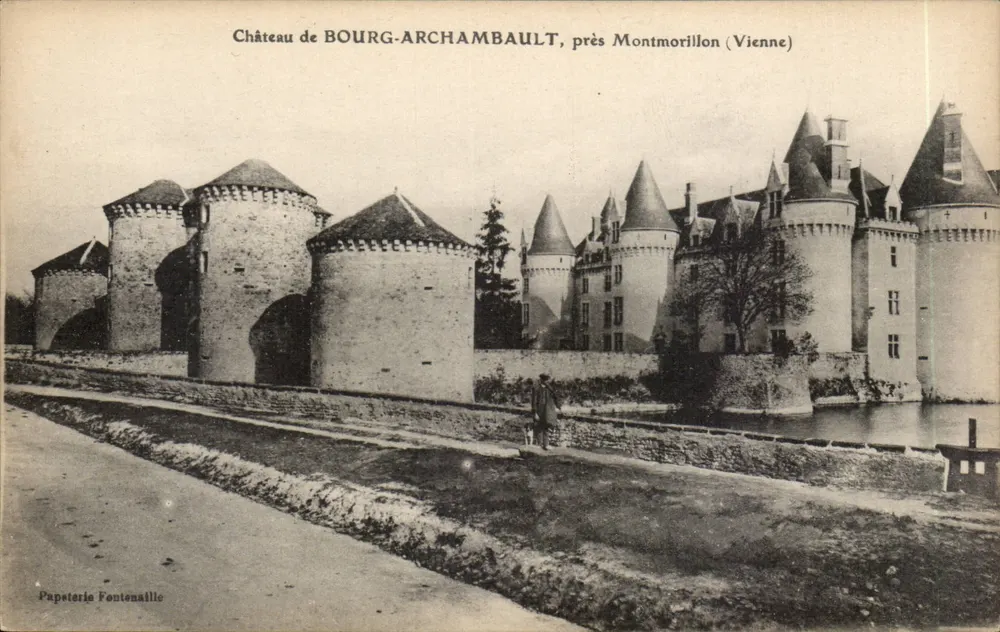 Castelo de BOURG-ARCHAMBAULT, perto de Montmorillon (Vienne) — Papeterie Fontenaille - Frente
