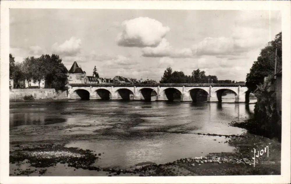 Châtellerault (Vienne) — Ansicht vom oberen Ende der Brücke Henri IV (16. Jahrhundert) — Éditions d'Art 'Yvonne' Paris - Vorderseite