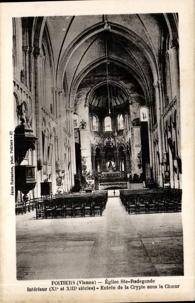 Poitiers (Vienne) — Kirche Sainte-Radegonde — Innenraum (11. und 13. Jahrhundert) — Eingang zur Krypta unter dem Chor - Vorderseite