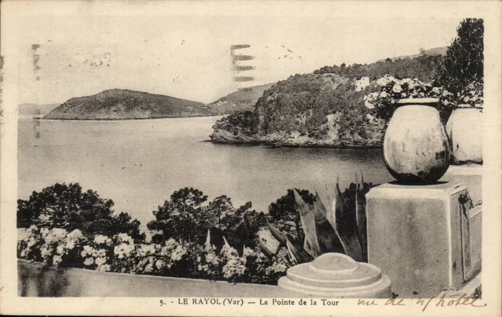 LE RAYOL (Var) — A Ponta da Torre — vista do hotel - Frente