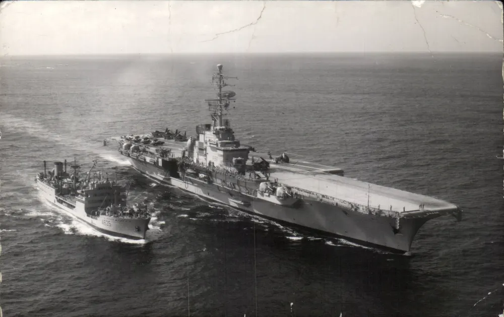 Porta-aviões HMS Victorious — acompanhado — editor desconhecido, número de série não visível - Frente
