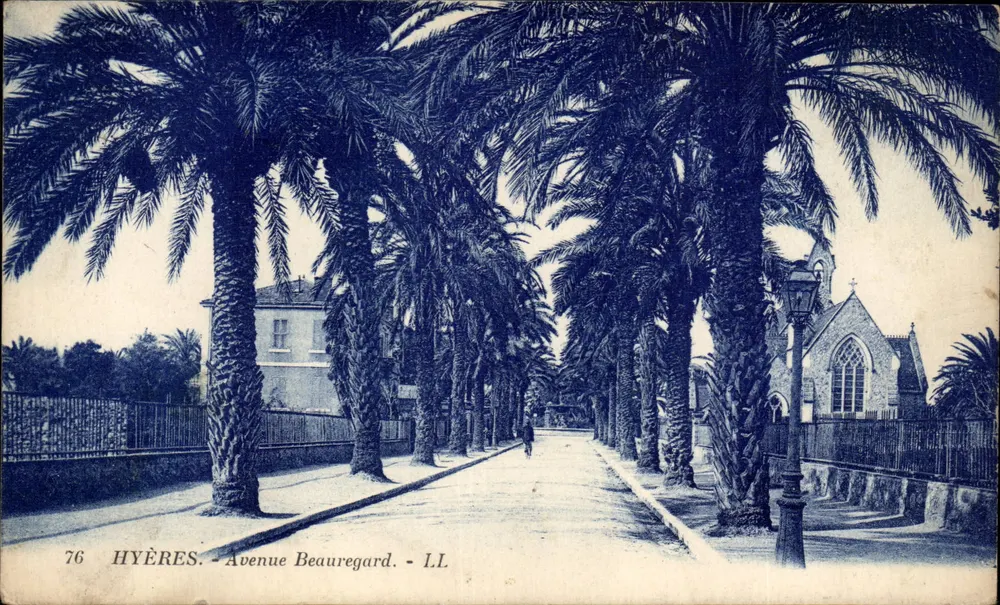 Hyères - Avenue Beauregard — vista de uma avenida de palmeiras com igreja no fundo — LL, n°76 - Frente