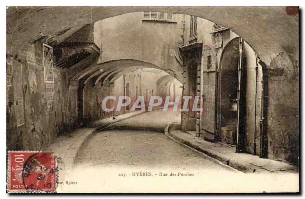 Hyères - Rue des Porches — Ansicht unter einem überdachten Durchgang — Verlag 'Postes' Nr. 203 - Vorderseite
